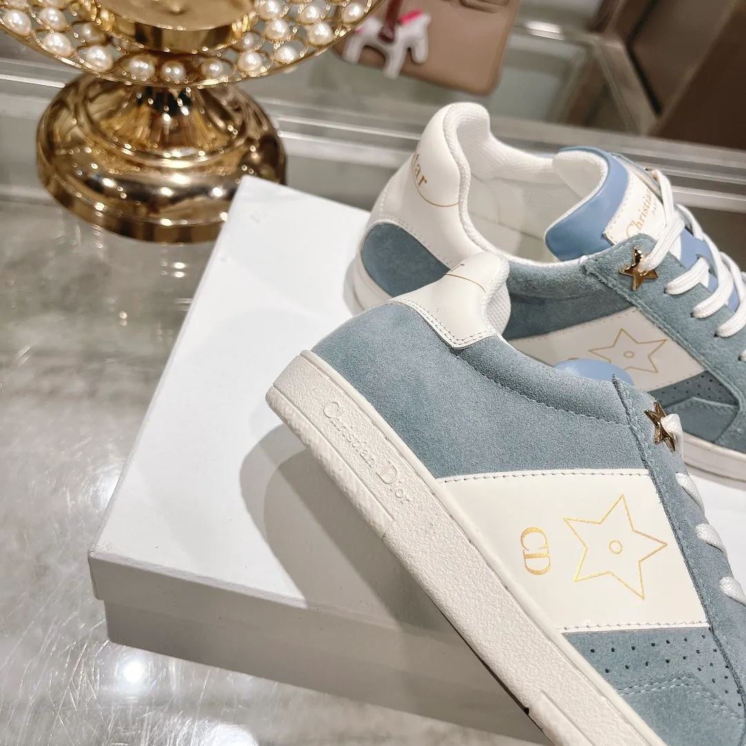 👟👟Ex-factory price 560👟👟Dior2024 new white shoes, Dior Dior Star women's sports shoes, very light summer white shoes. The upper is carefully made of imported suede, decorated with tonal suede panels, metal stars decorate the lace eyelets, and breathable mesh inside. The upper is punched and designed not to stuffy the feet. It is equipped with Christian Dior logo and thin soles. The thick sole is suitable for all seasons! Size: 35-41 (40 and 41 are customized and cannot be returned or exchanged)